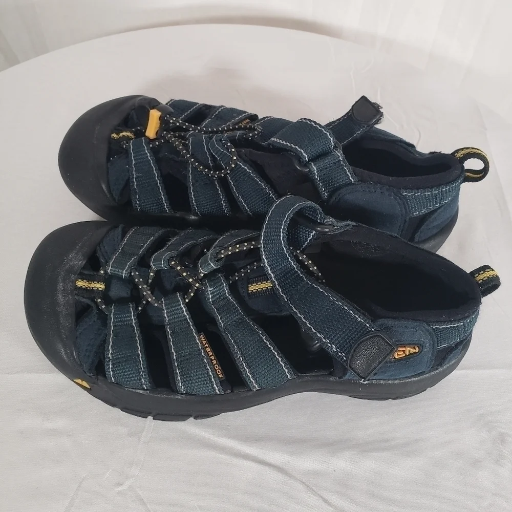 Keens Kids Dark Green Hiking Outdoor Sandals Sz 3